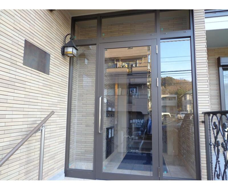 多摩市唐木田１丁目の賃貸マンションのエントランス
