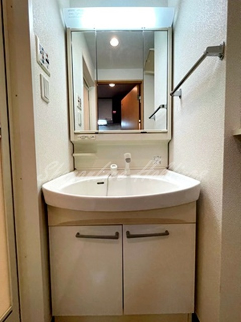 川崎市川崎区本町２丁目の賃貸マンションの洗面所|三面鏡洗面台♪