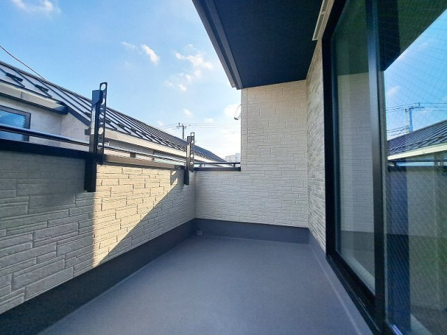 【バルコニー】 | 練馬区石神井台3丁目　新築一戸建住宅　全2棟　(保谷店) | バルコニーは居室を通らずとも出入りでき、お洗濯に大変便利です！