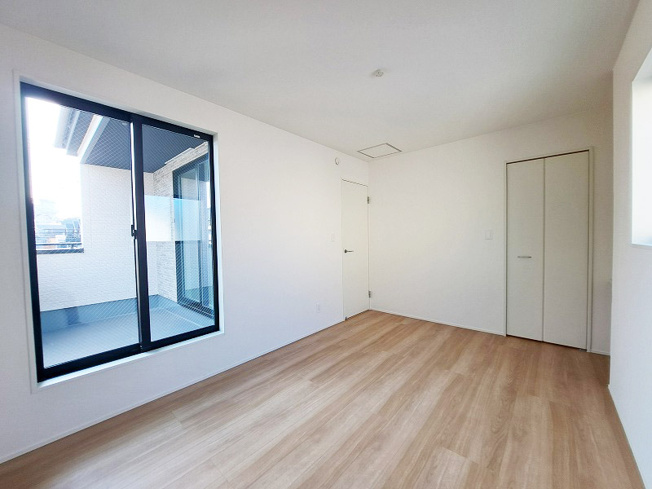 【寝室】 | 練馬区石神井台3丁目　新築一戸建住宅　全2棟　(保谷店) | 2階7帖/バルコニーと繋がり開放感のあるお部屋。