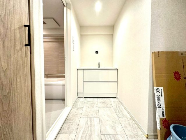 クリオ新横浜壱番館の独立洗面台|ゆとりある洗面スペースを確保し、朝の身支度もスムーズに行える使い勝手の良い空間です。