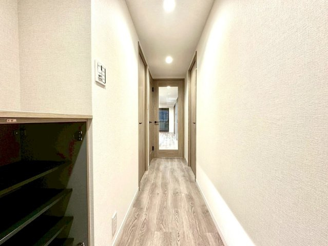 クリオ新横浜壱番館の玄関|清潔感のある玄関は、住まいの第一印象を高める上品で落ち着いた空間に仕上がっています。