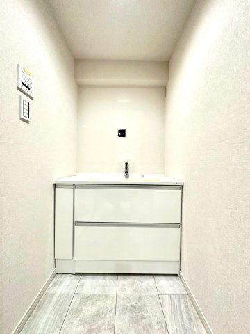 クリオ新横浜壱番館の独立洗面台|シンプルで上質なデザインが、空間全体に洗練された印象を与えます。