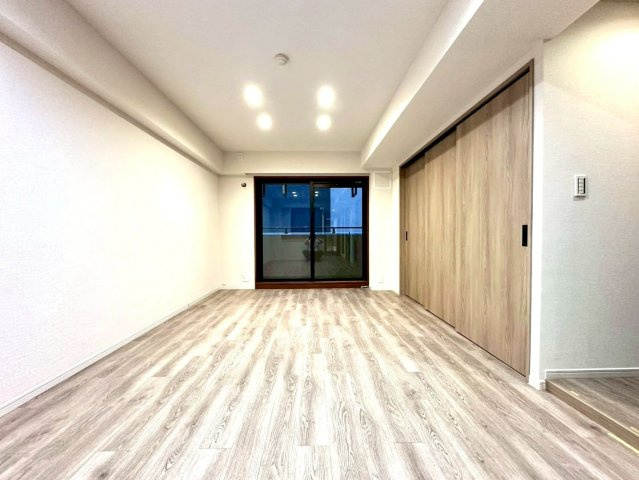 クリオ新横浜壱番館の居間・リビング|上質なフローリングと落ち着いた色調が調和し、洗練された印象を与えるリビング空間。インテリアの映える美しい住まいです。
