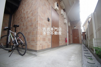 【エントランス】 | ライムテラス | 清潔なエントランス