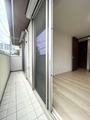 練馬区谷原5丁目　築浅×美築　南西角地の邸のバルコニー
