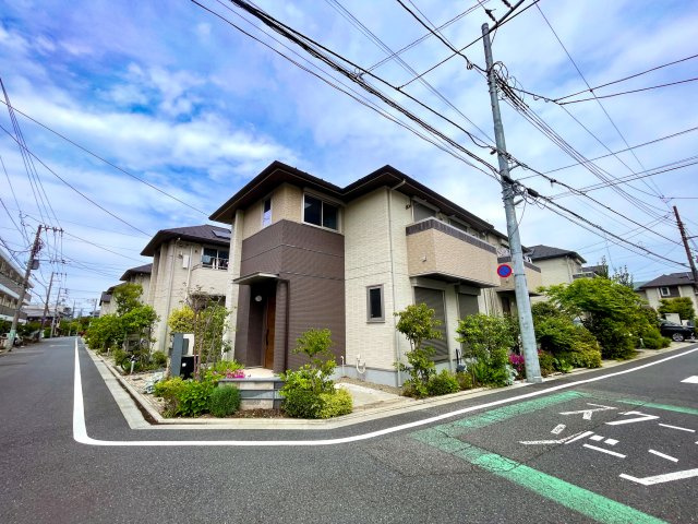 練馬区谷原5丁目　築浅×美築　南西角地の邸の前面道路含む現地写真