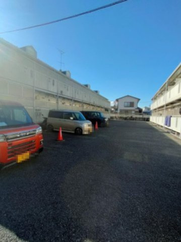 ルミエール西府B棟の駐車場