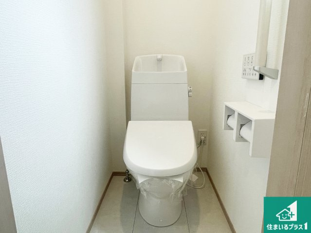 八尾市太田　新築一戸建てのトイレ|1・2階の2ヶ所にあるので、朝の忙しい時間の順番待ちもなく、深夜の利用にも大変便利です。