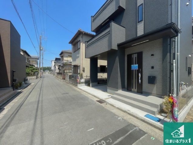 八尾市太田　新築一戸建ての前面道路含む現地写真|周辺は閑静な住宅街！前面道路広々で車の出し入れも便利です。駐車が苦手な方でも安心して車庫入れできます！