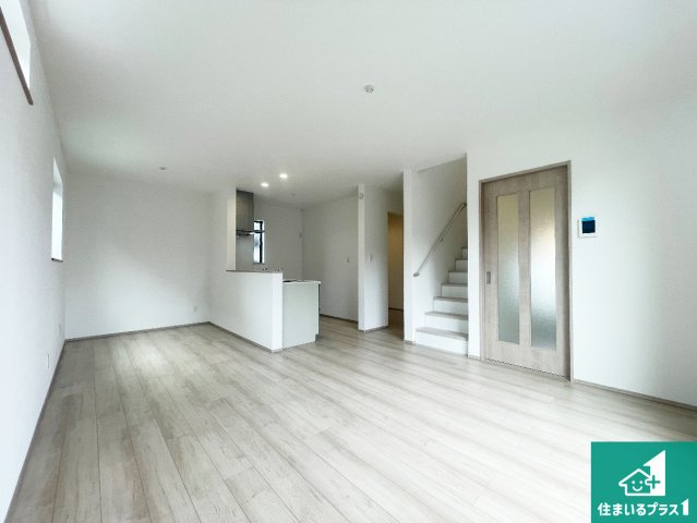 八尾市太田　新築一戸建ての居間・リビング|日当たり良好の明るいリビングで朝の目覚めもスッキリできそう！対面キッチンでご家族のコミュニケーションも自然と増える設計！小さなお子様が遊ぶスペースを作っても広々とくつろげるLDK！