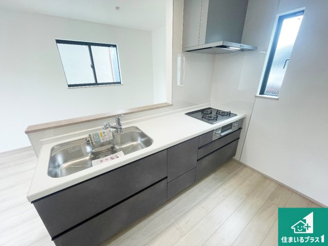 八尾市太田　新築一戸建てのキッチン|リビングと統一感があり、使い勝手のいいキッチン。広々としているので、二人並んで作業が出来ちゃいます。お子様と一緒に色々なお料理に挑戦できるスペースがあります。