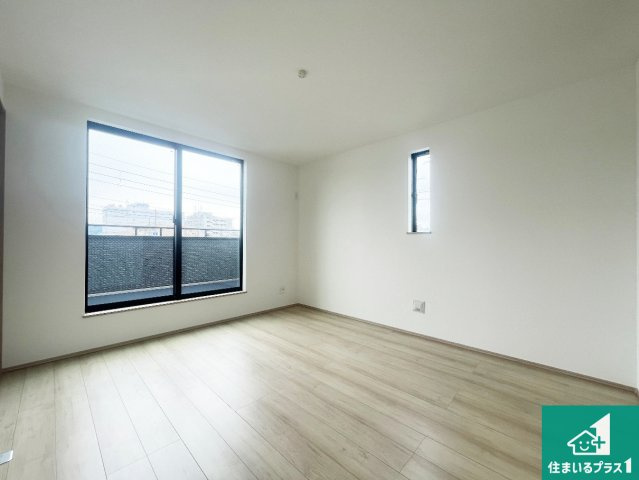 八尾市太田　新築一戸建ての洋室|シンプルな洋室は、自分好みのインテリアが楽しめます♪ご家族とインテリアや家具を選びに行くのは新築購入時の醍醐味の一つです。ぜひお楽しみください♪