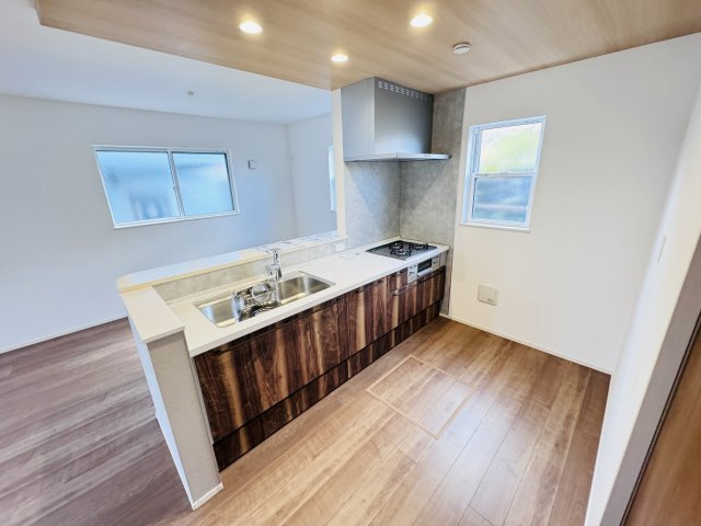 柏市あかね町新築戸建（第2あかね町）のキッチン|お手入れしやすいレンジフード・シンクの水栓には浄水器がついてます！
