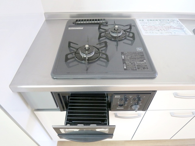 キングハウス東小岩のキッチン|２口グリル付きコンロ完備なので作業もスムーズです♪