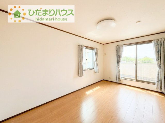 【寝室】 | 筑西市玉戸　中古戸建 | バルコニーに面していて、たっぷり光りの入る明るい主寝室です！