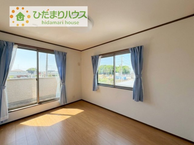 【洋室】 | 筑西市玉戸　中古戸建 | バルコニーに面していて、たっぷり光りの入る明るい子供部屋です！