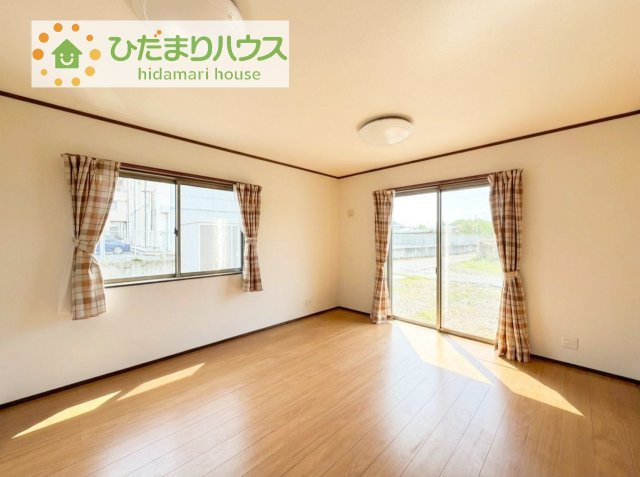 【居間・リビング】 | 筑西市玉戸　中古戸建 | 大型テレビに大型ソファー(^^)どんなインテリアにしますか？