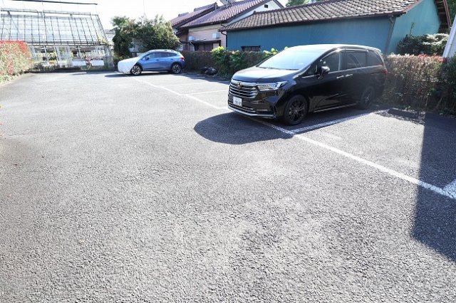 クレールAの駐車場