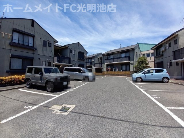 ファミーユ美津Aの駐車場