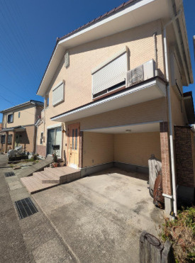 【ガレージ付の住まい】高知市一宮東町1丁目　中古一戸建ての外観|雨天時の荷運びも快適なインナーガレージ付き♪