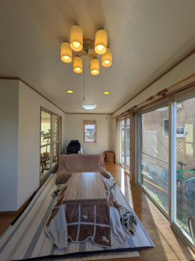 【ガレージ付の住まい】高知市一宮東町1丁目　中古一戸建ての居間・リビング|家具を置いても開放感のある広々設計です。