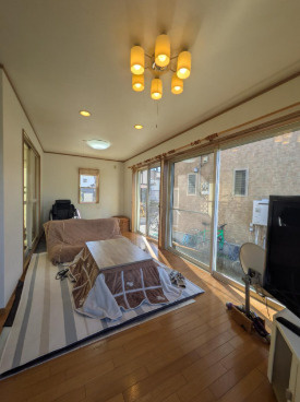 【ガレージ付の住まい】高知市一宮東町1丁目　中古一戸建ての居間・リビング|大きな窓から光が溢れる、明るい家族の憩いの場。