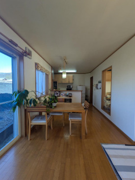 【ガレージ付の住まい】高知市一宮東町1丁目　中古一戸建ての居間・リビング|会話が弾む対面式。ご家族を見守れる安心感。