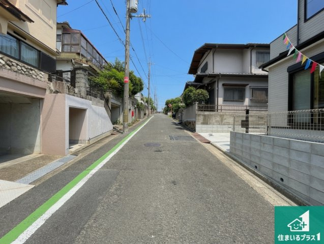 ★5(土)6(日)現地見学可能！★八幡市八幡安居塚　限定1邸の前面道路含む現地写真|周辺は閑静な住宅街！前面道路広々で車の出し入れも便利です。駐車が苦手な方でも安心して車庫入れできます！