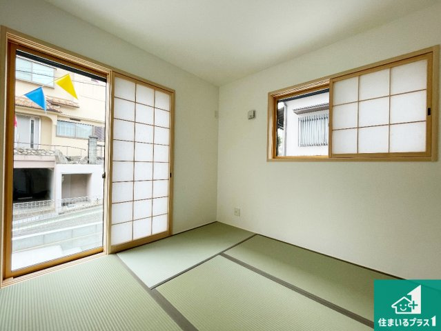 ★5(土)6(日)現地見学可能！★八幡市八幡安居塚　限定1邸の和室|一室あると便利な和室は客間としてだけでなく、小さなお子様のプレイルームや食後のくつろぎスペースとしてもご利用いただけます。収納もついていますので大活躍間違いなし！