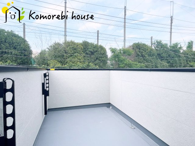 さいたま市北区奈良町079②　新築一戸建て　01のバルコニー|開放的で明るい空間を演出してくれるバルコニーです