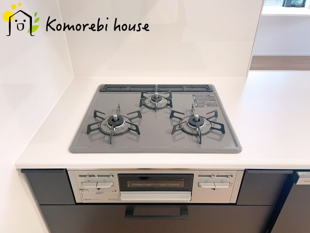 さいたま市北区奈良町079②　新築一戸建て　01のキッチン|コンパクトなキッチンで掃除もラクラク