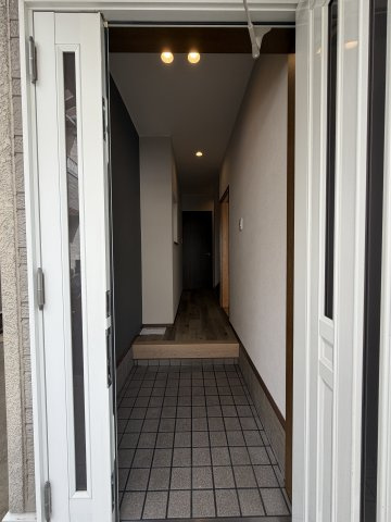 尼崎市東難波町４丁目戸建の玄関|クロス全面張替