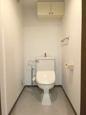 T’s garden東陽町のトイレ|ストックの収納も可能な吊戸棚付きトイレとなります。