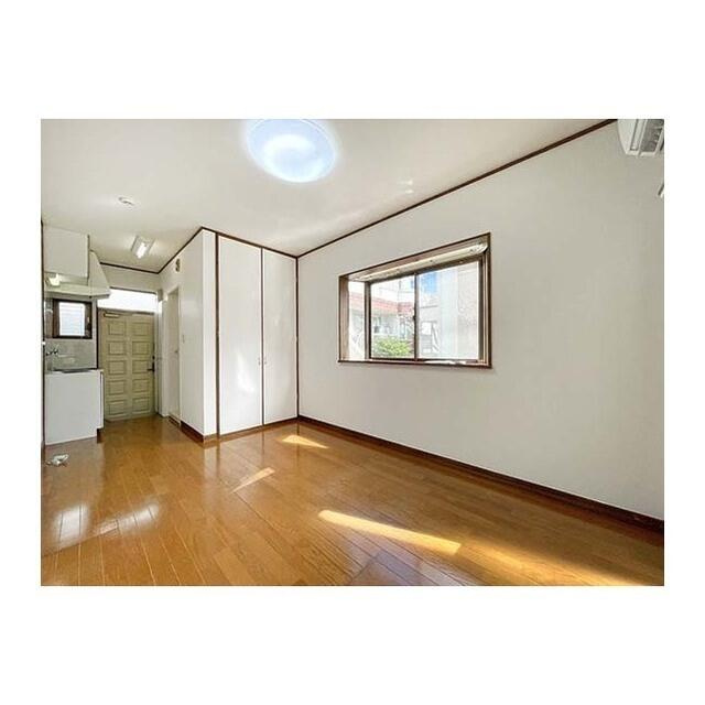 二面採光の明るいお部屋です
