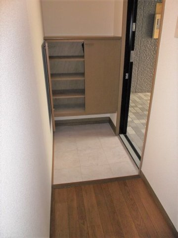 プレステージ芦屋A棟の玄関|シューズっボックスが備え付けられた玄関です