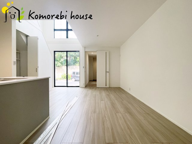 さいたま市北区奈良町079②　新築一戸建て　02の居間・リビング|ゆったり過ごせるリビングです
