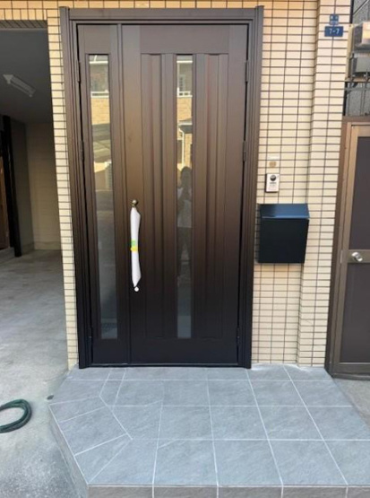 【玄関】 | 東住吉区駒川4丁目 | 玄関ドア（大きく開ける親子扉）新調交換済み、玄関タイル張替え済みです☆