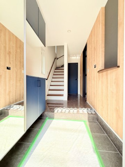【玄関】 | 金井4丁目　新築分譲住宅♪ | 【玄関♪】玄関廊下にハピアフロア（美しい鏡面仕上げの最高級グレードの床材）を使用しております♪
