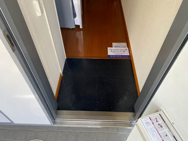 レオパレス草薙駅前西館の玄関