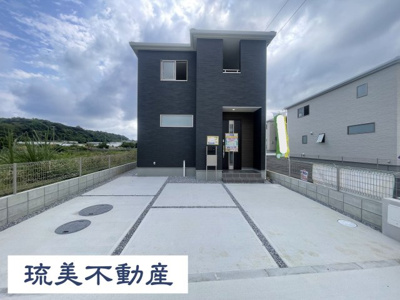 【外観】 | 八重瀬町与座（全6棟）3号棟 | 3号棟　並列駐車3台可♪