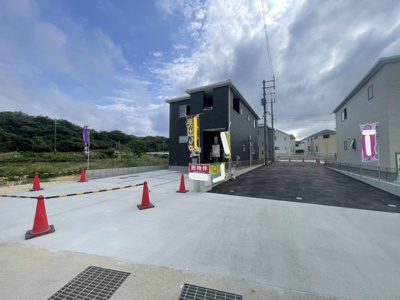 【外観】 | 八重瀬町与座（全6棟）3号棟 | 3号棟　並列駐車3台可♪