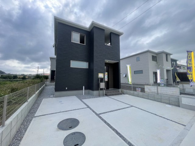 【外観】 | 八重瀬町与座（全6棟）3号棟 | 3号棟　並列駐車3台可♪