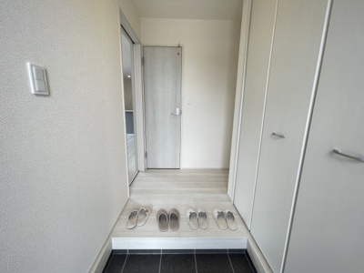 【玄関】 | 八重瀬町与座（全6棟）3号棟 | 3号棟　十分な収納付き玄関♪