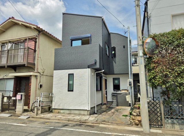 練馬区田柄4丁目 限定1棟の間取り|2LDK、土地面積58.99㎡、建物面積58.94㎡ 、小屋裏収納・パントリー、カースペース付
【暮らしやすさを追求した快適設計の家】
あると嬉しい仕様設備が標準装備♪♪