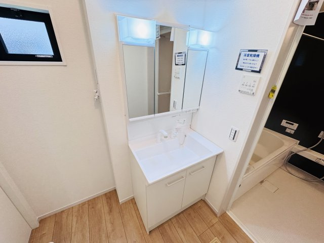 柏市中原１丁目新築戸建【酒井根東小学校:4分】の独立洗面台|シャワーヘッド付き三面鏡洗面化粧台