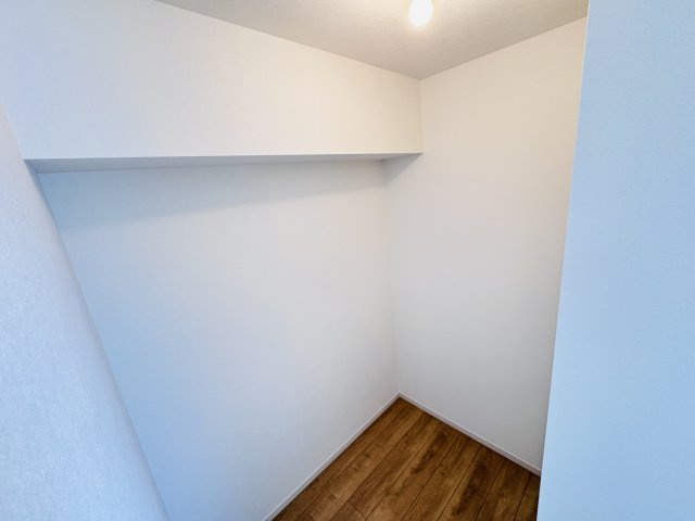 柏市中原１丁目新築戸建【酒井根東小学校:4分】の収納|8帖寝室・ウォークインクローゼット