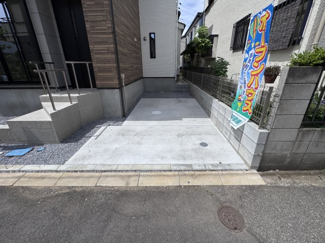 柏市中原１丁目新築戸建【酒井根東小学校:4分】のバルコニー|駐車スペース完備