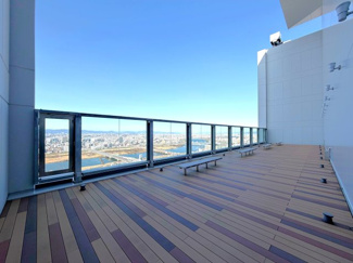 【その他共用部分】 | ブランズタワー梅田North | 眺めを愉しみ、静穏に寛ぐ。地上約146m（47階）の別世界。超高層タワーならではのダイナミックな眺望が広がるスカイバルコニーです