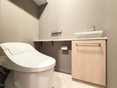【トイレ】 | ブランズタワー梅田North | タンクレストイレに手洗い付きです